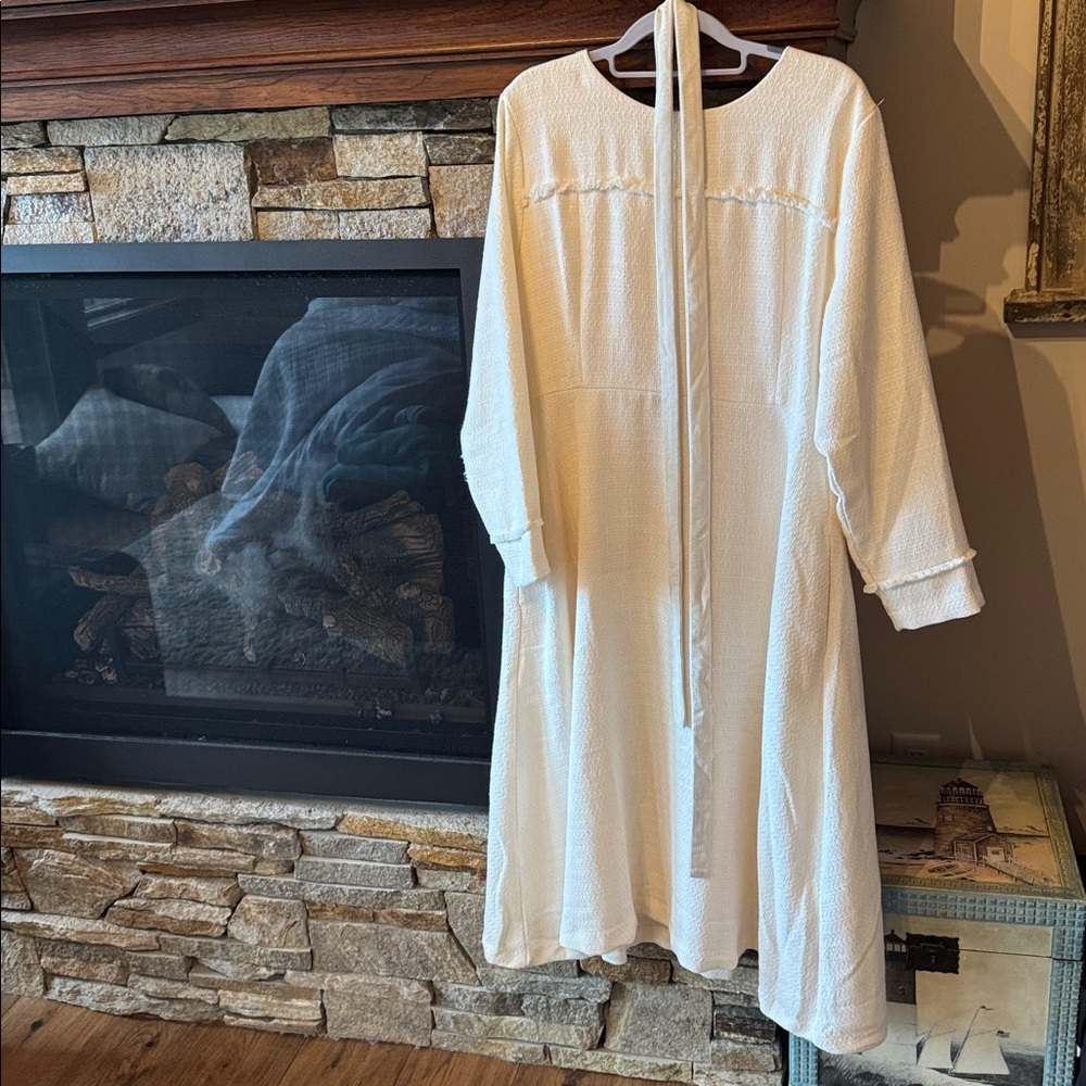 Dainty Jewels  Elegant creamy White Long-Sleeve Dress NWT
